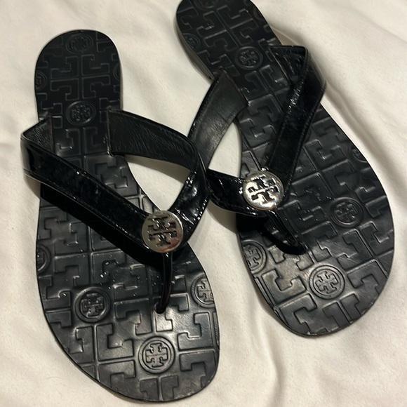 Tory Burch black patent Thea flip flop in AMAZING condition!! - Picture 1 of 6